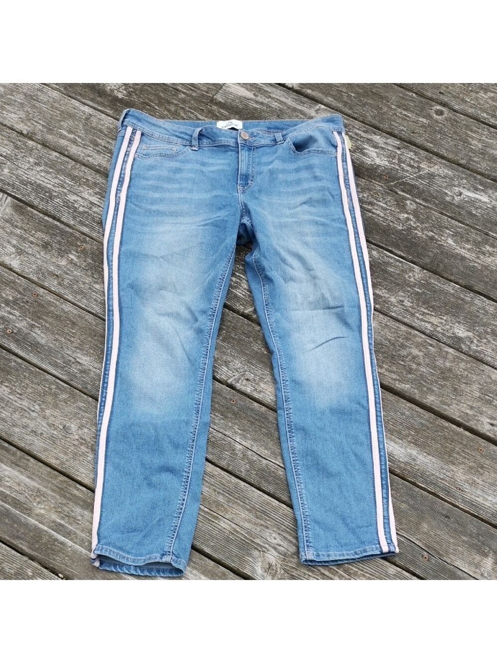 Women's Vintage Jordache light wash skinny jeans with petalpink stripes. Size 16